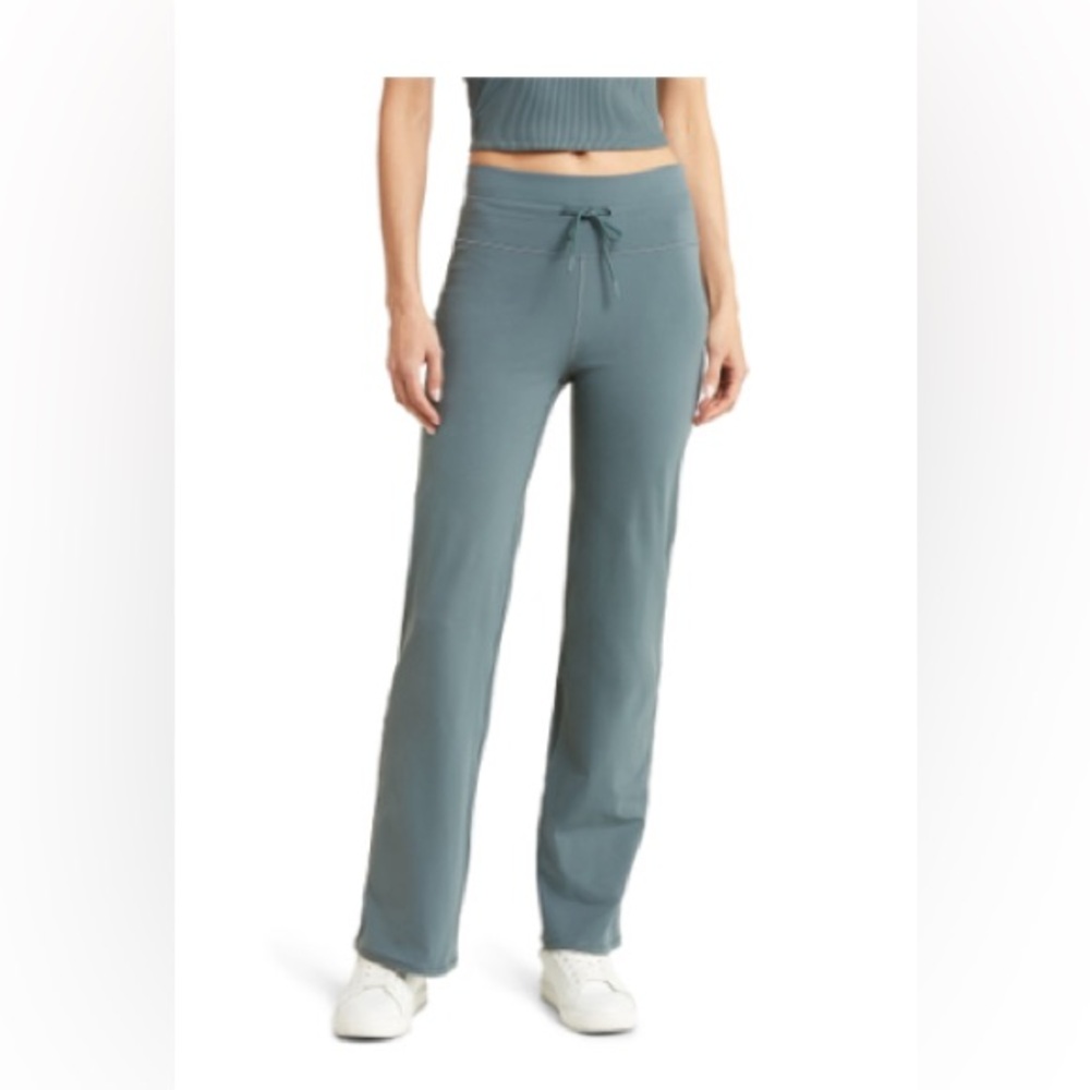 Vuori Daily Wideleg pant, color stone. Size XL.